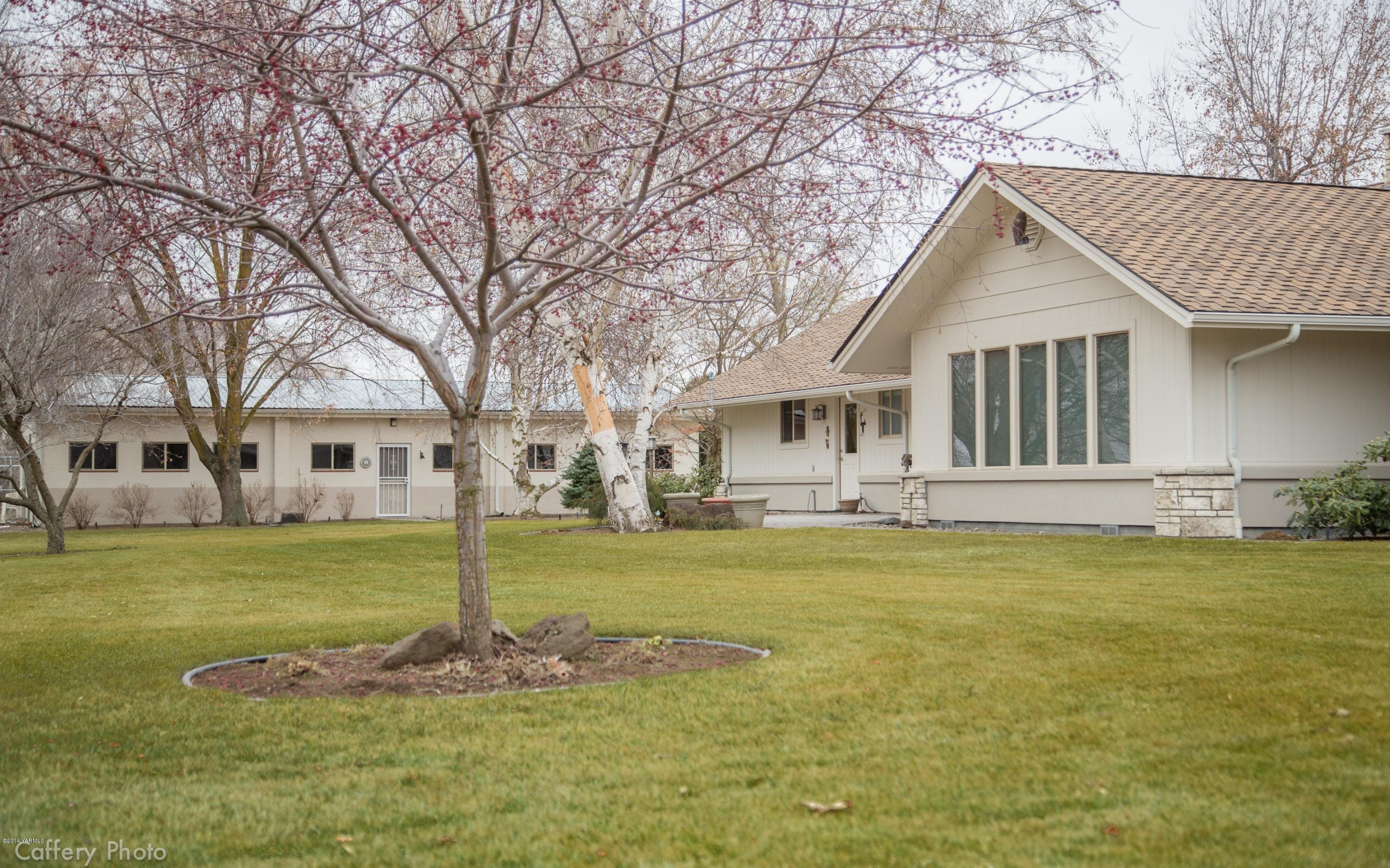 1271 Lateral B Road Wapato, WA 98951 - Photo 25 of 32 a front view of a house with a yard