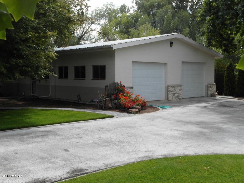1271 Lateral B Road Wapato, WA 98951 - Photo 27 of 32 a front view of a house with garden
