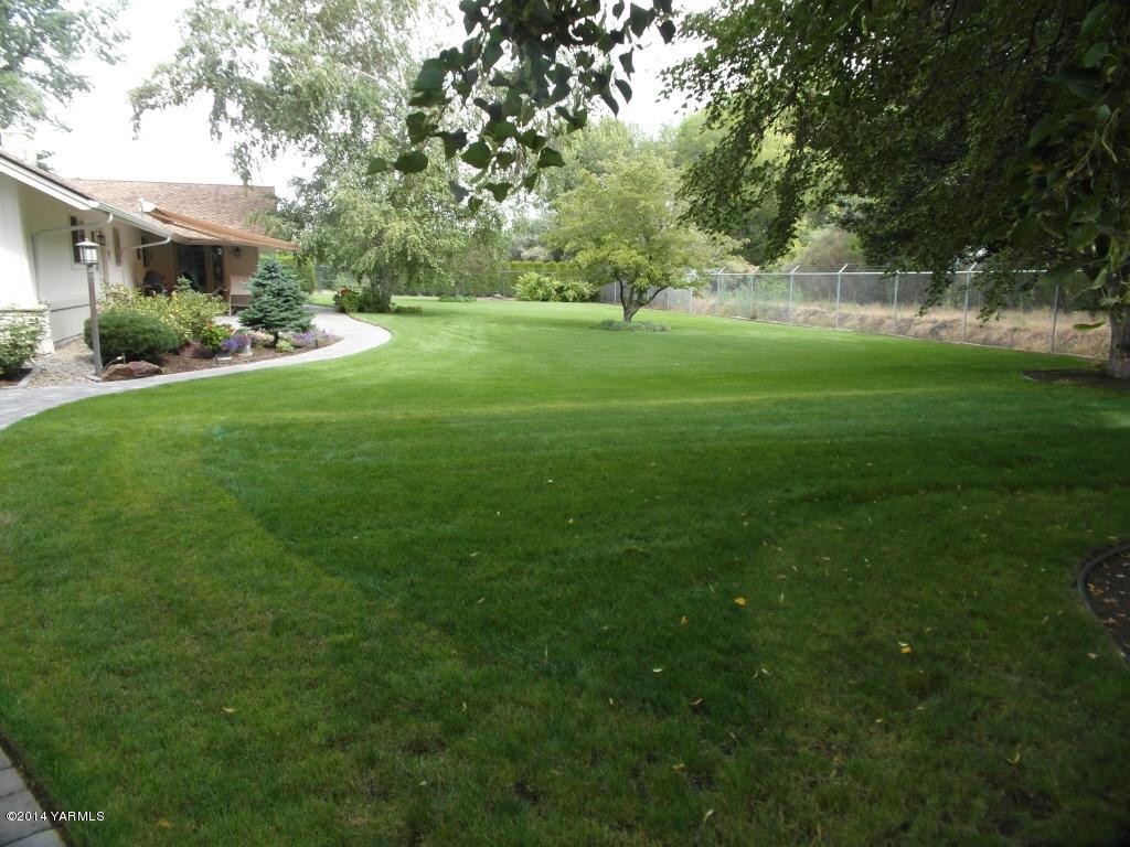 1271 Lateral B Road Wapato, WA 98951 - Photo 4 of 32 a view of a park with large trees