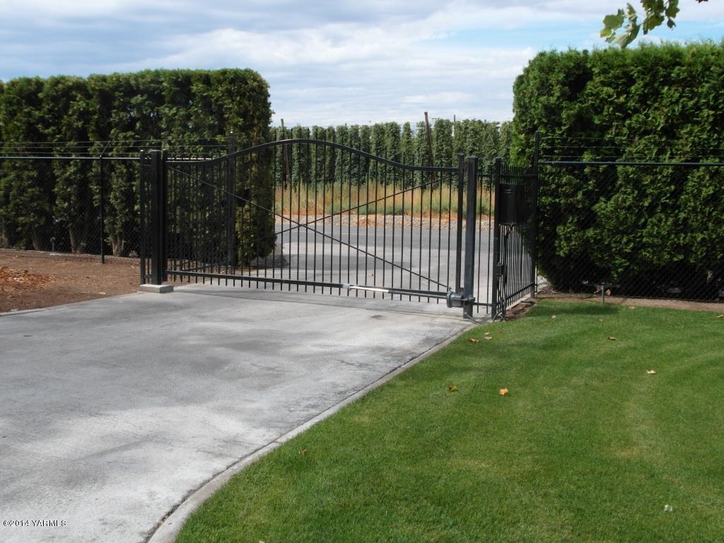 1271 Lateral B Road Wapato, WA 98951 - Photo 31 of 32 a view of a backyard with a fence