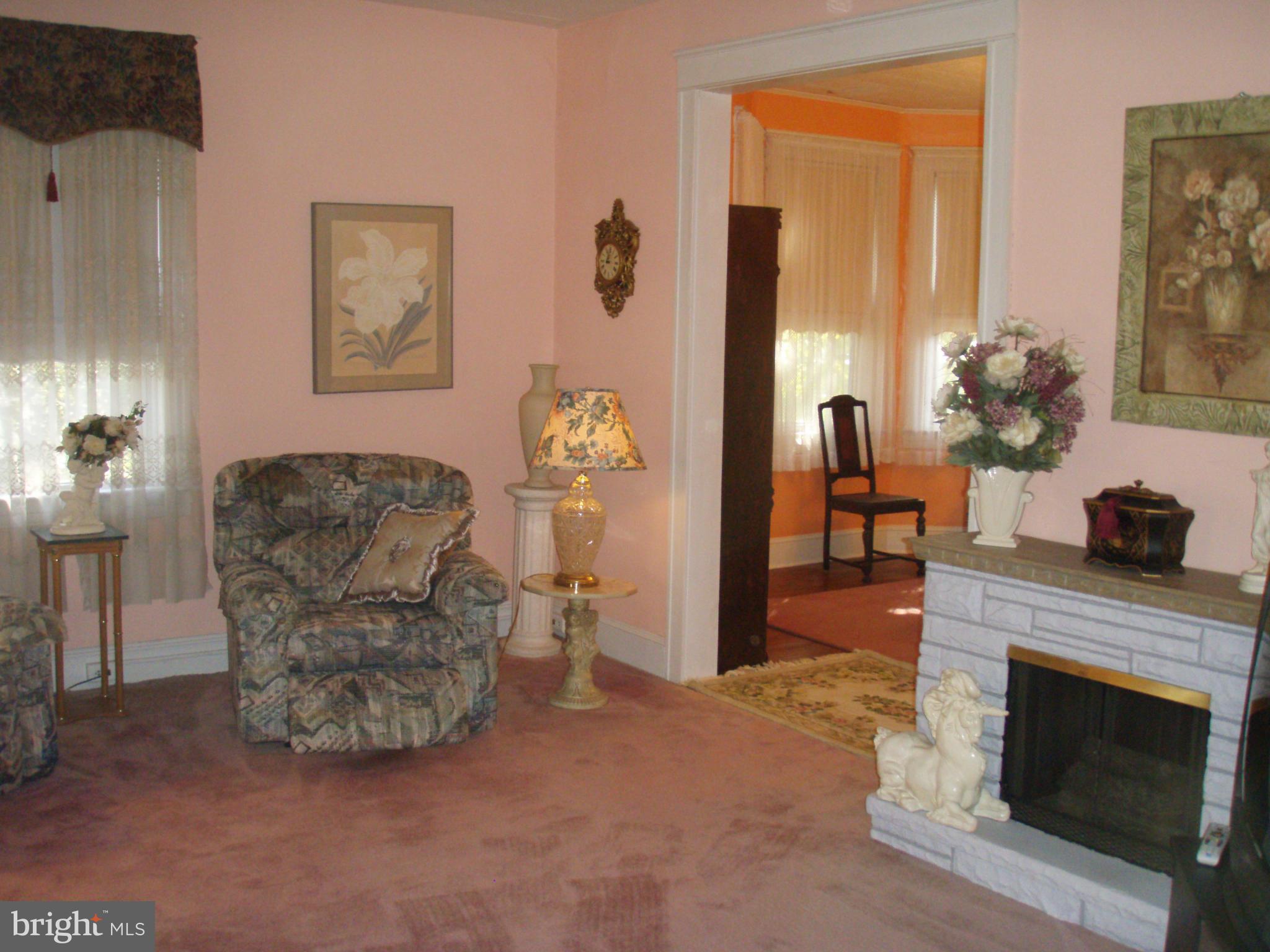630 Orpington Road Baltimore, MD 21229 - Photo 9 of 24 Living Room