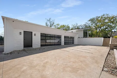 a view of a house with a backyard