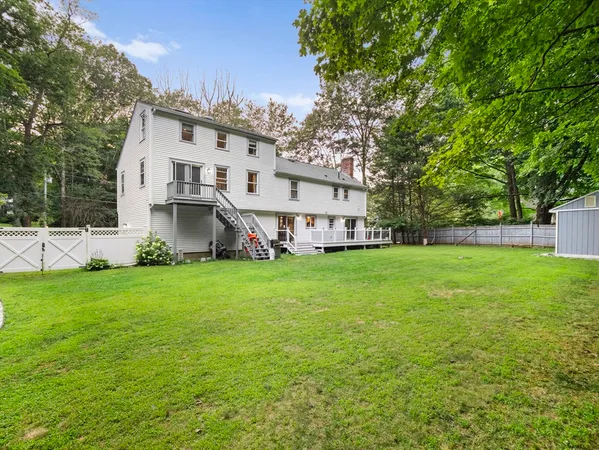 a view of a house with backyard and garden