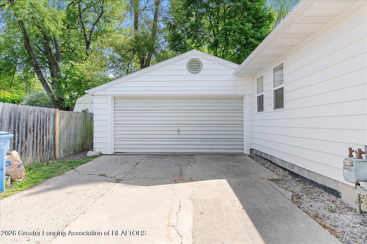 2010 Riverside Court Lansing, MI 48906 - Photo 7 of 27 04-Media Jett - 36