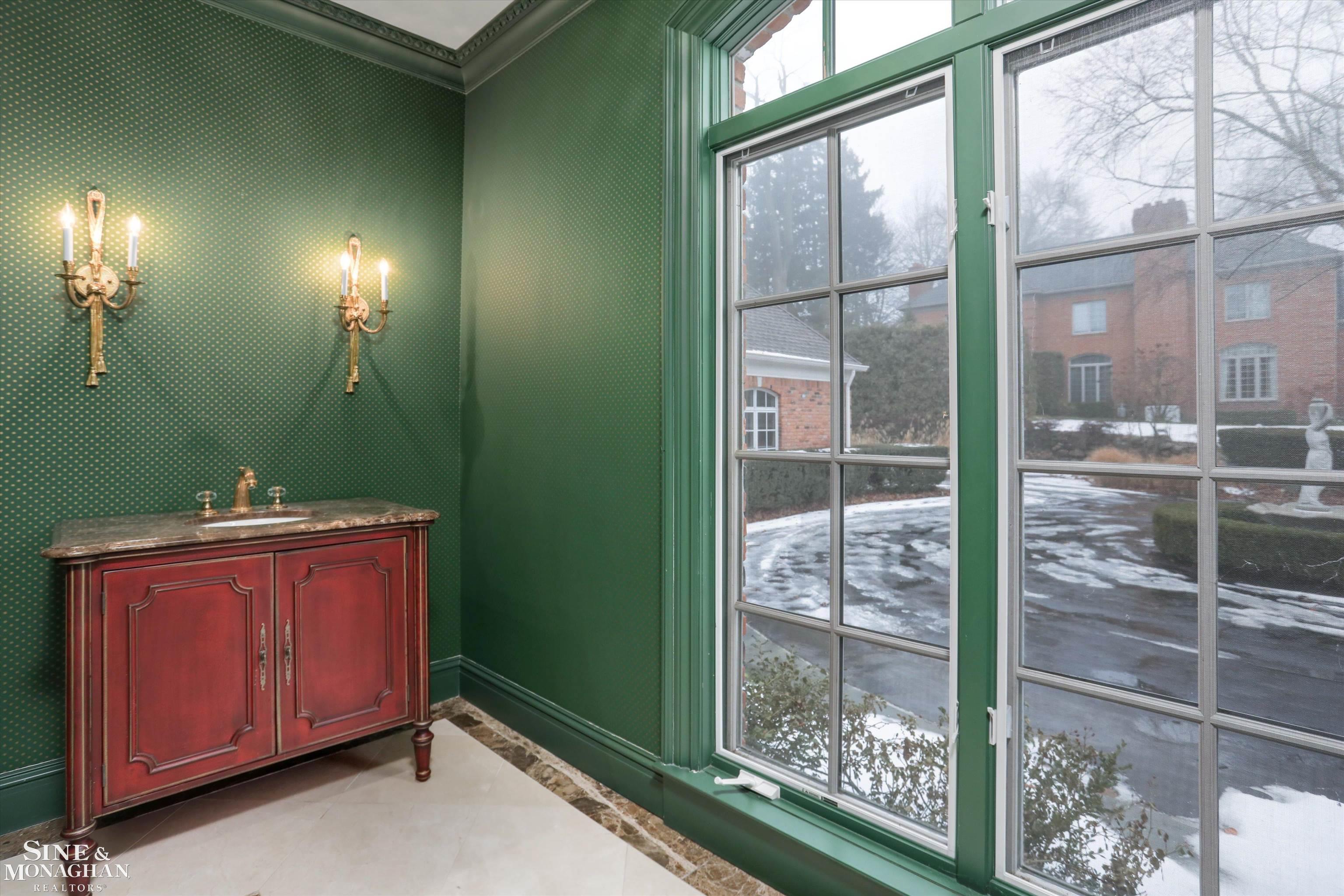 217 Lake Shore Road Grosse Pointe, MI 48236 - Photo 15 of 63 50166368-182bc6f7-3e7e-411b-b62f-9a7c3f2dd3dd.JPG