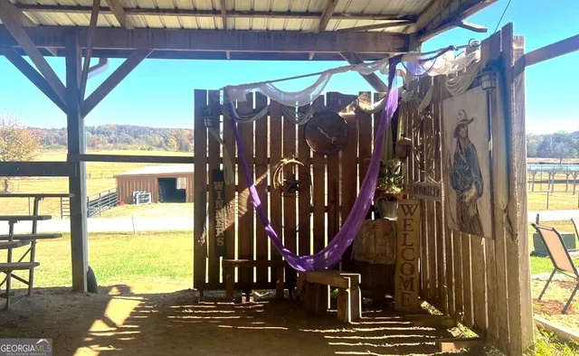 a view of a backyard