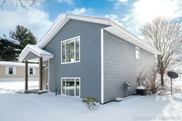 $279,900 | 230 West Oak Street Northeast, Sand Lake, MI 49343