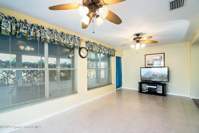 a view of livingroom with furniture