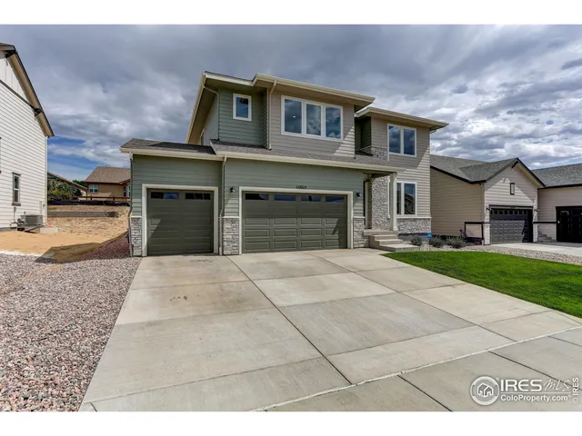 a view of a yard in front of house