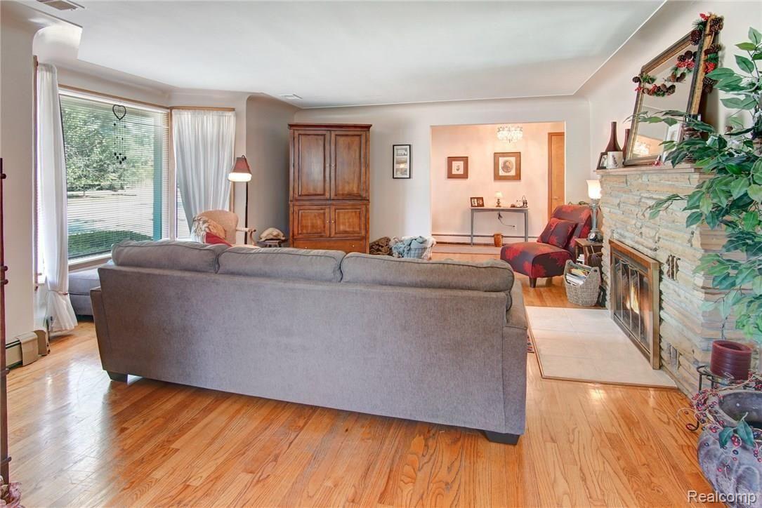33480 Hayes Road Fraser, MI 48026 - Photo 13 of 29 Great Room.jpg