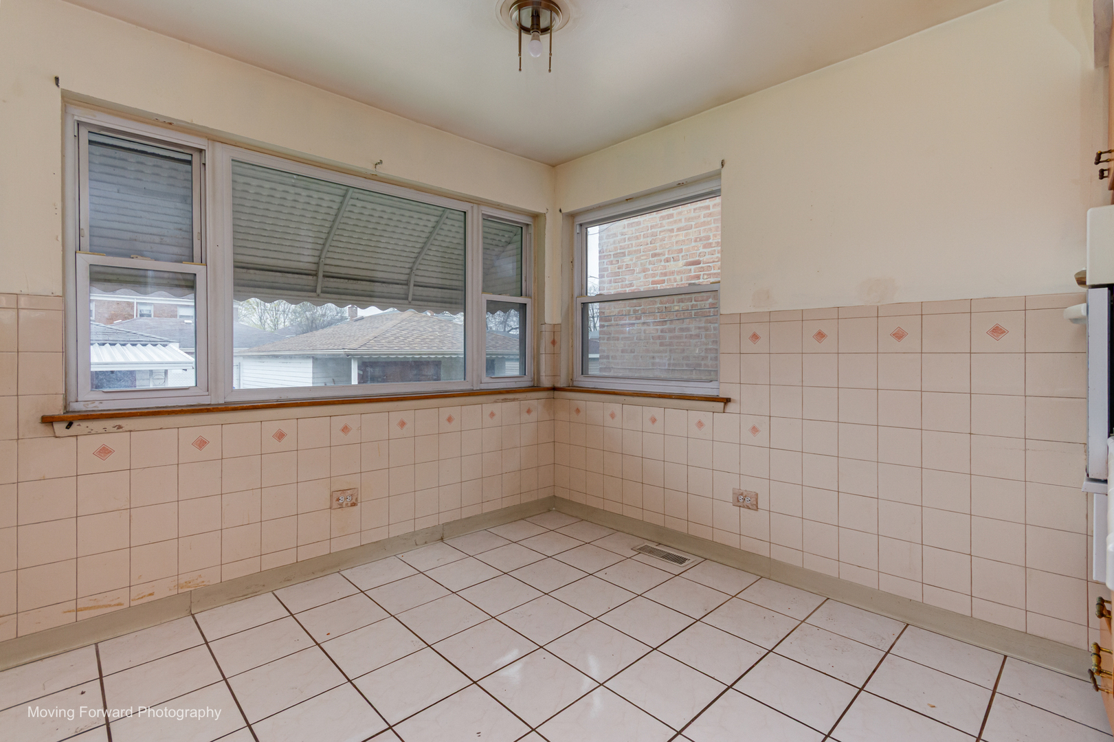 9726 S Lane Chicago, IL 60628 - Photo 17 of 27 a view of an empty room and window