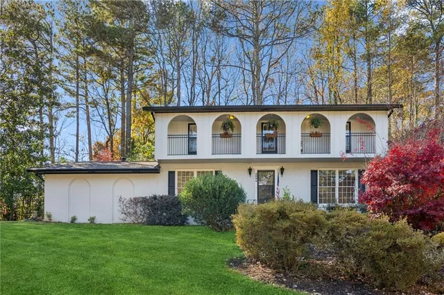 a view of a house with a yard