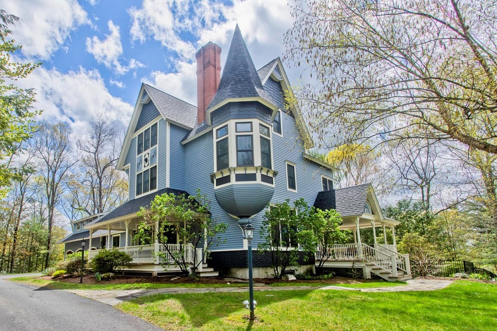 31 Rustlewood Ridge Northampton, MA 01062 - Photo 2 of 42 a front view of a house with a yard