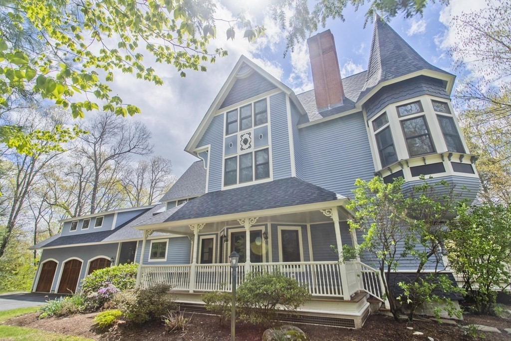 31 Rustlewood Ridge Northampton, MA 01062 - Photo 3 of 42 a front view of a house with balcony