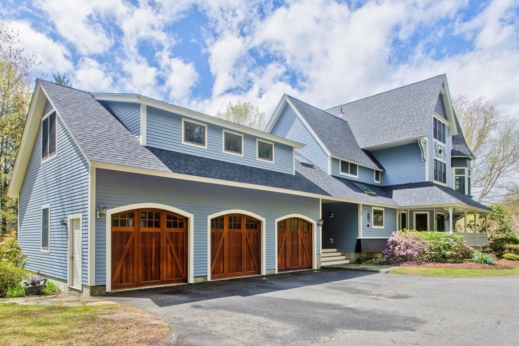 31 Rustlewood Ridge Northampton, MA 01062 - Photo 4 of 42 a front view of a house with garden