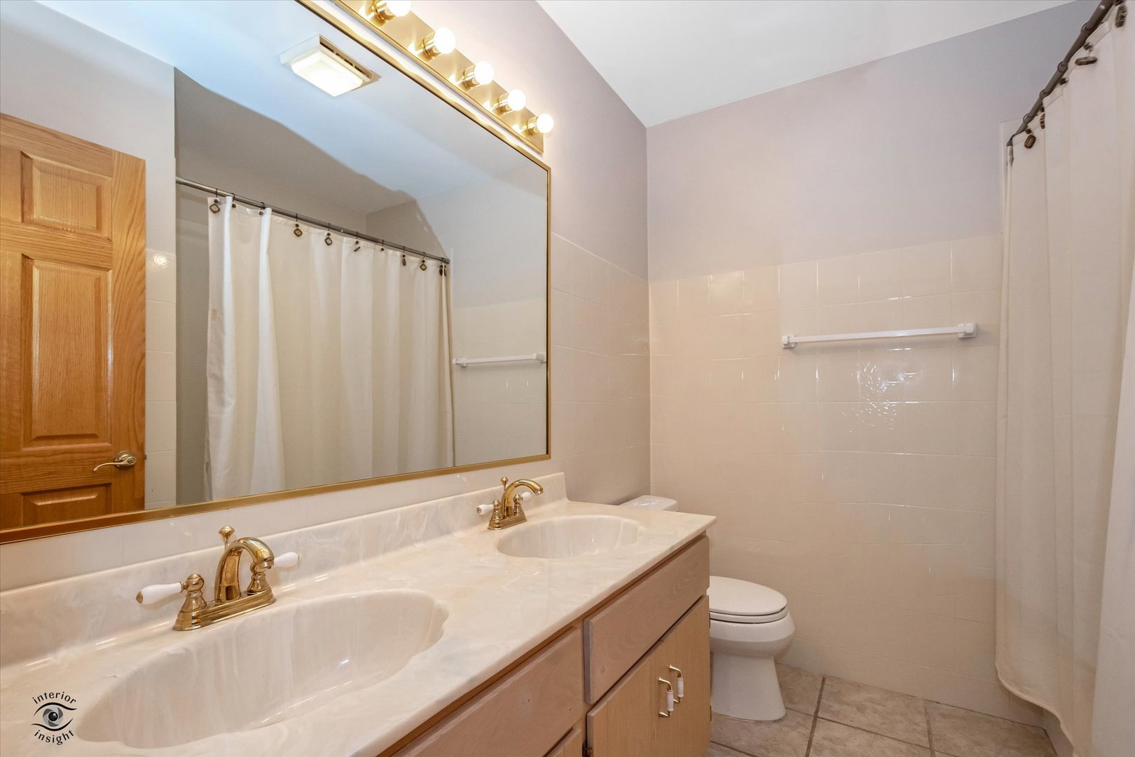 20841 Wolf Road Mokena, IL 60448 - Photo 34 of 40 a bathroom with a sink toilet and shower