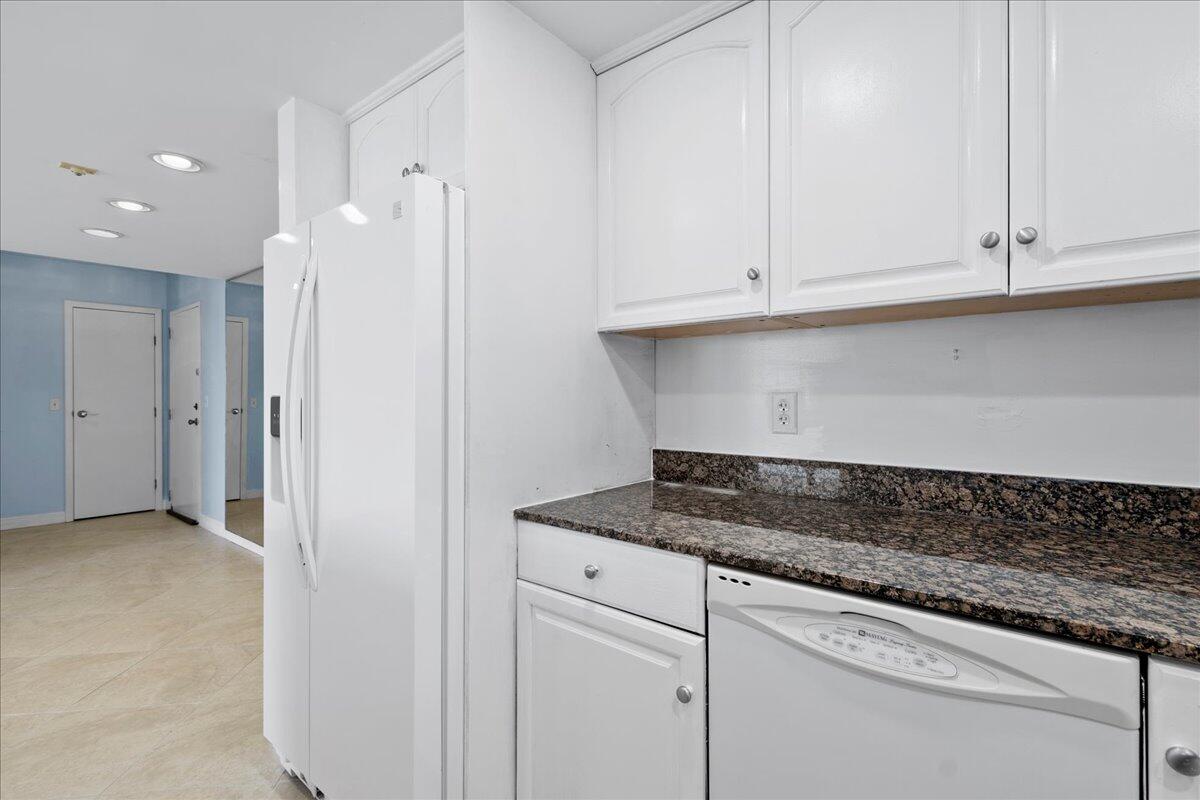 336 Golfview Road, Unit 1009 North Palm Beach, FL 33408 - Photo 7 of 39 Kitchen