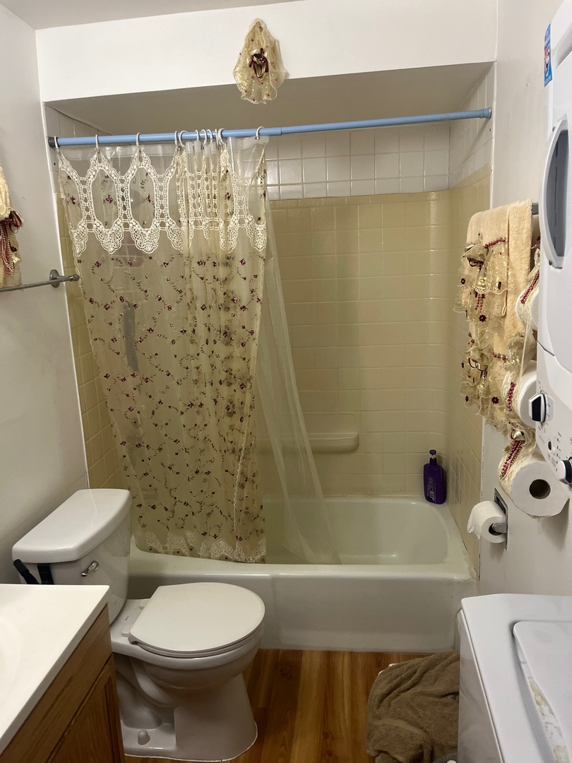 7100 99th Street, Unit 204 Chicago Ridge, IL 60415 - Photo 7 of 8 a bathroom with a toilet and a bathtub