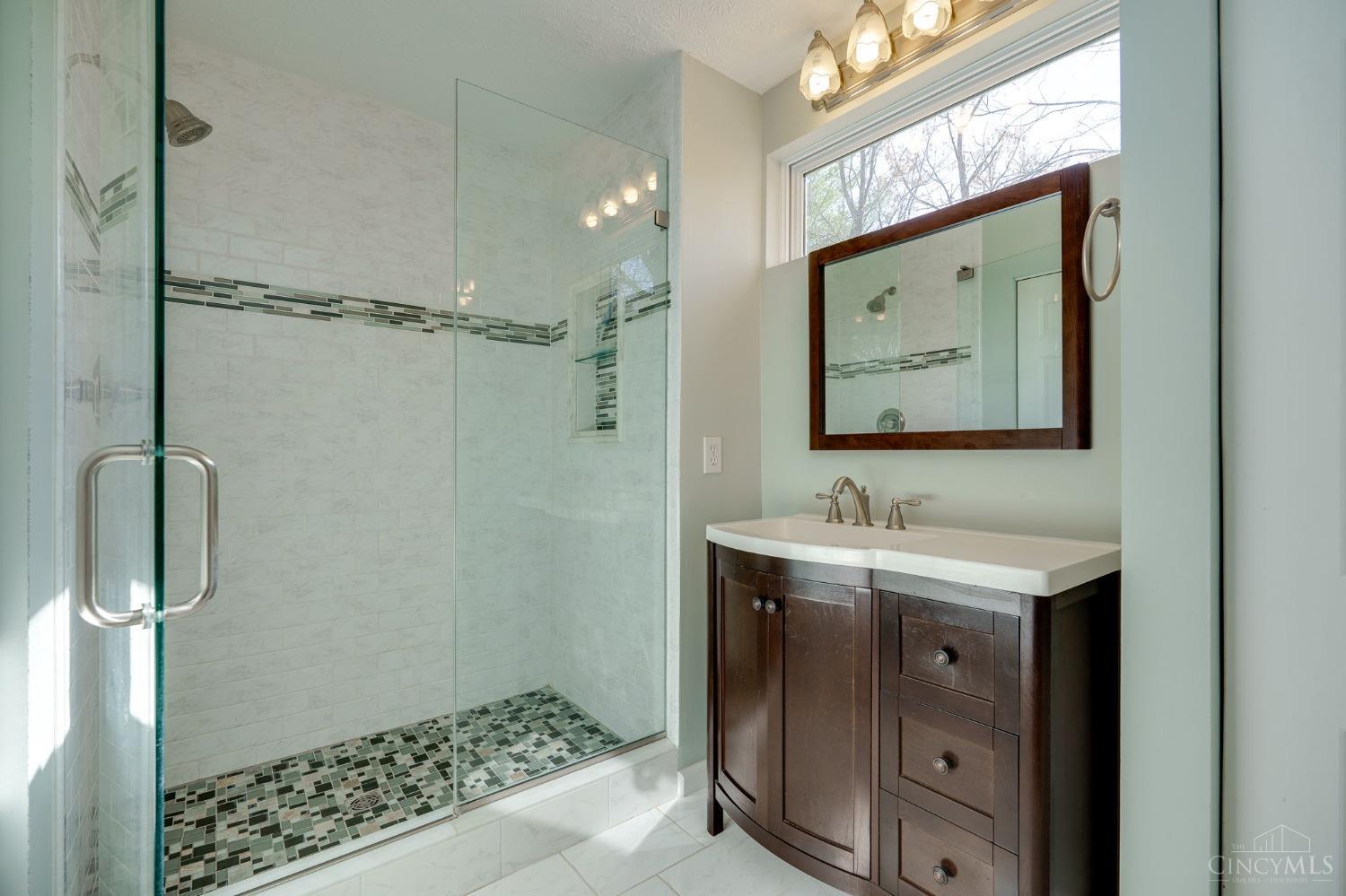 1005 Raintree Lane Maineville, OH 45039 - Photo 17 of 39 Master bathroom