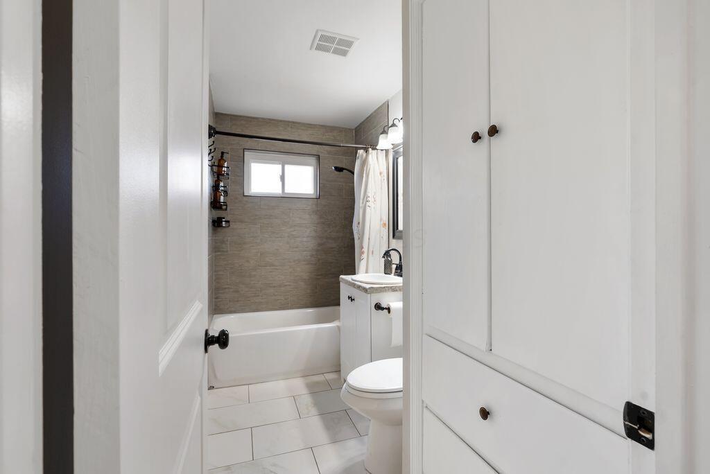 429 East Beaumont Road Columbus, OH 43214 - Photo 28 of 61 Entry Level Full Bathroom