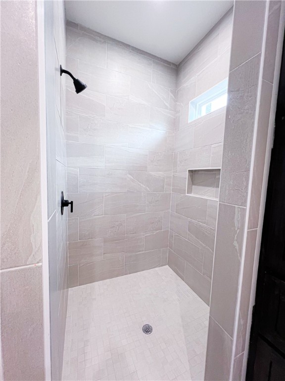 6918 Pacific Way Corpus Christi, TX 78414 - Photo 24 of 34 a bathroom with a bathtub