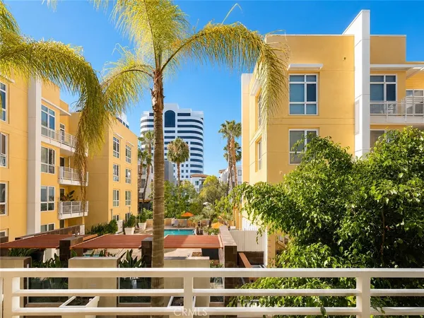 $655,000 | 21301 Erwin Street, Unit 322, Woodland Hills, CA 91367