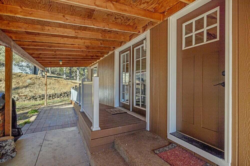 17550 South Poe Valley Road Klamath Falls, OR 97603 - Photo 38 of 59 a view of entryway
