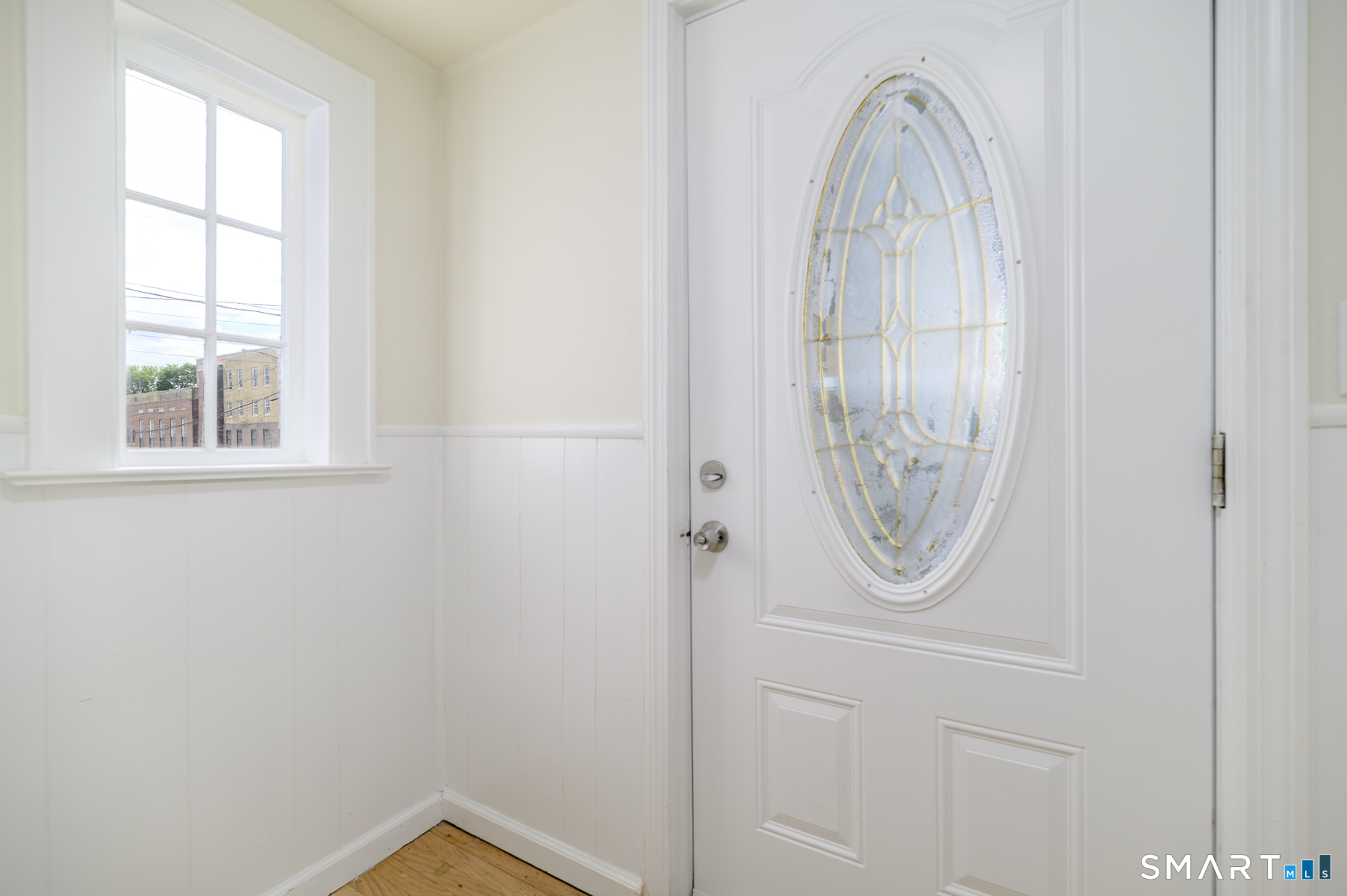 206 Ridgefield Avenue Bridgeport, CT 06610 - Photo 4 of 35