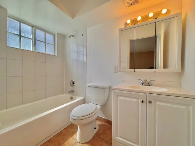 $2,200 | 3370 Northeast 16th Terrace, Unit 3, Pompano Beach, FL 33064