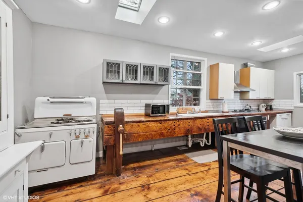 $4,900 | 2404 Ridge Avenue, Unit CH, Evanston, IL 60201