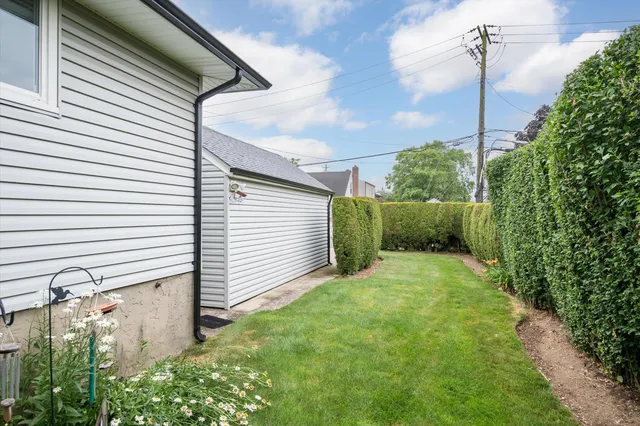 a view of a back yard