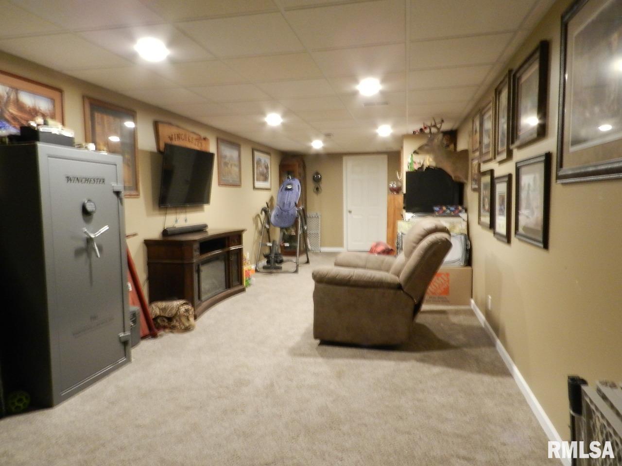 5127 Hanley Road Quincy, IL 62305 - Photo 6 of 9 Gallery Image 6
