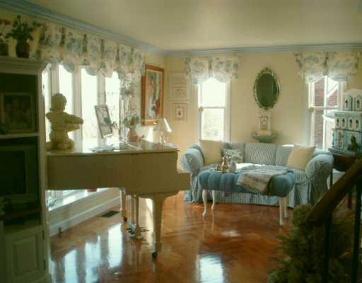 509 Old Farm Road Pittsburgh, PA 15234 - Photo 3 of 8 Gallery Image 3