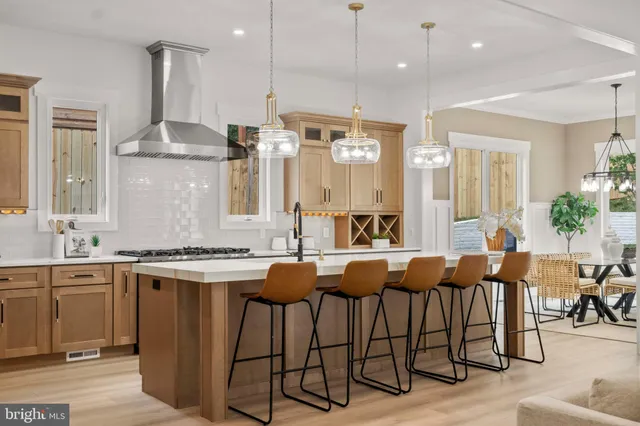 a large kitchen with kitchen island a large island in it