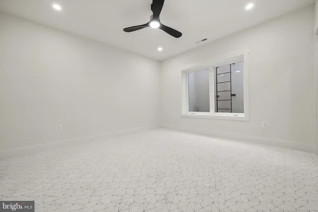 a view of a house with backyard and garden