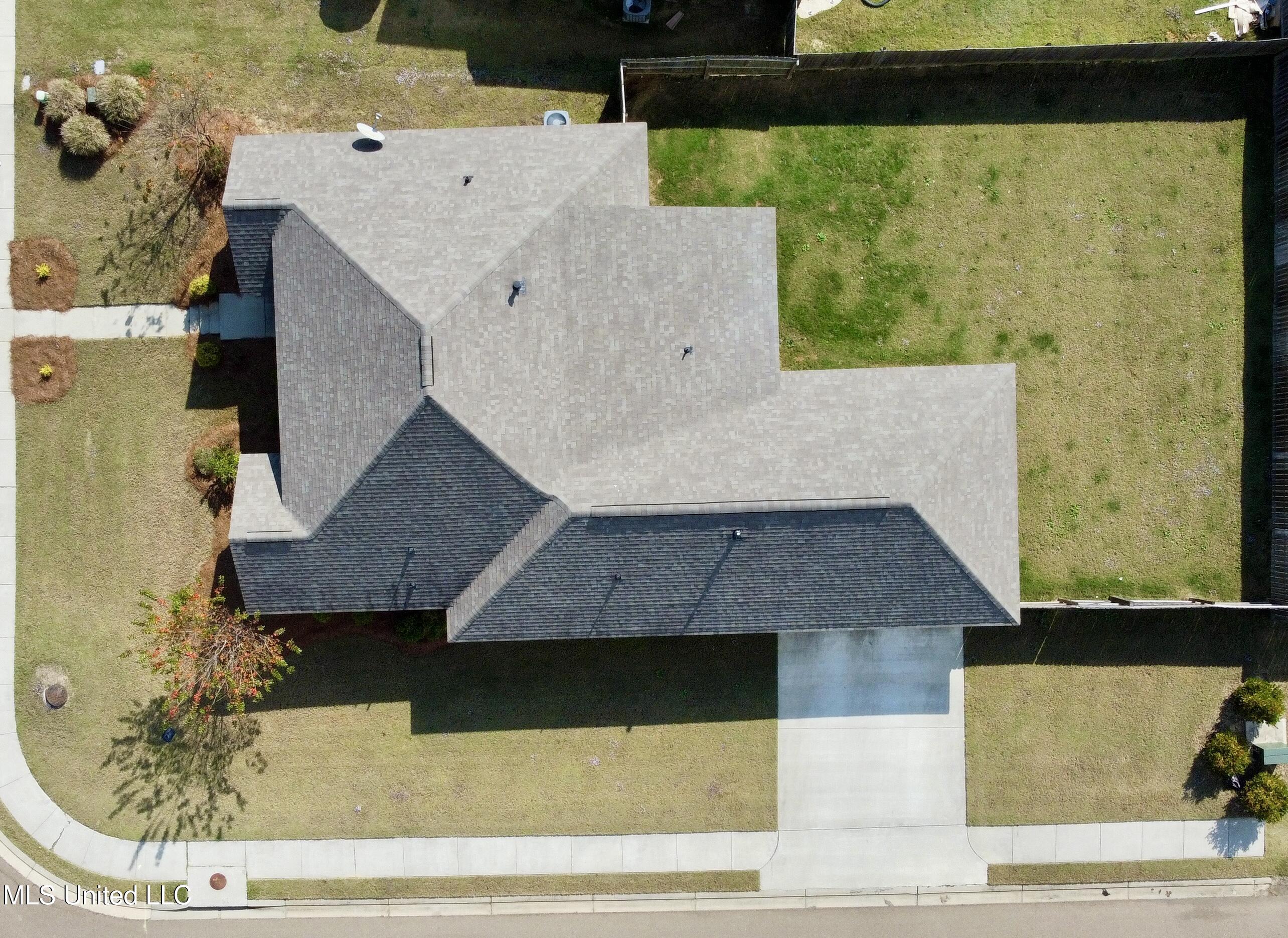 321 East Buttonwood Lane Canton, MS 39046 - Photo 48 of 52 dji_fly_20251108_121040_614_176262544936