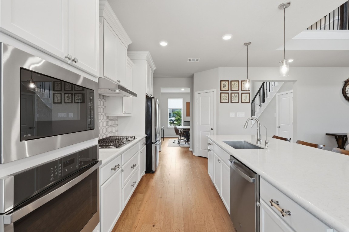 22006 Raburn Ranch Tomball, TX 77375 - Photo 11 of 50 Beautifully designed kitchen perfect for entertaining.