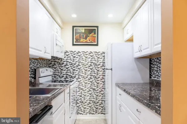 $2,300 | 9804 Hellingly Place, Unit 103, Montgomery Village, MD 20886