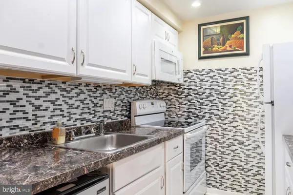 $2,300 | 9804 Hellingly Place, Unit 103, Montgomery Village, MD 20886