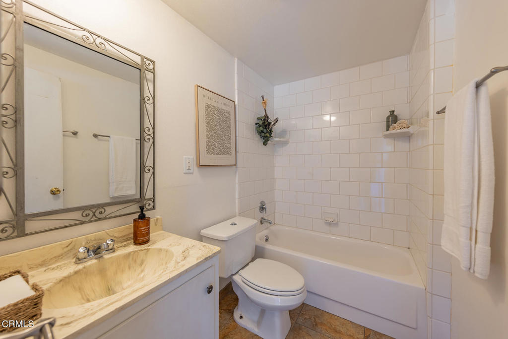 10522-62 Creek Road Ojai, CA 93023 - Photo 18 of 20 a bathroom with a sink mirror toilet and bathtub