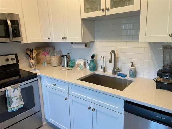 $1,800 | 249 Pompano Drive Southeast, Unit D, St. Petersburg, FL 33705