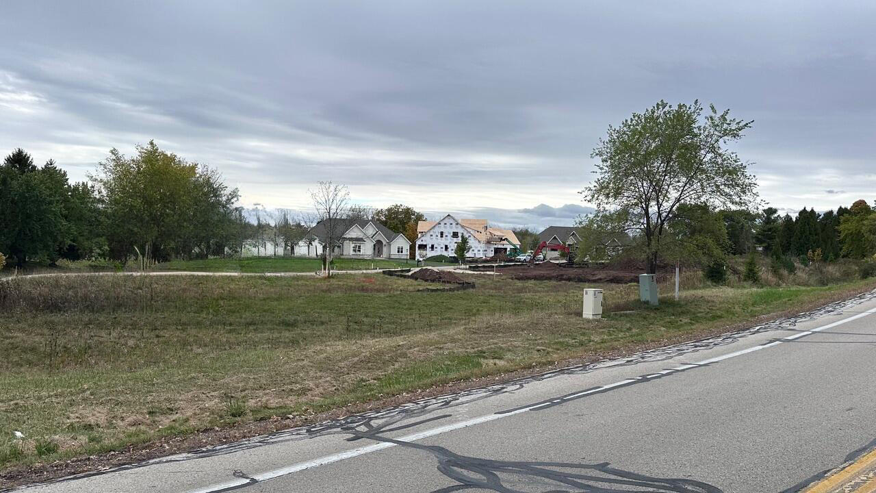 3620 West Club Circle Mequon, WI 53092 - Photo 1 of 8 1945561