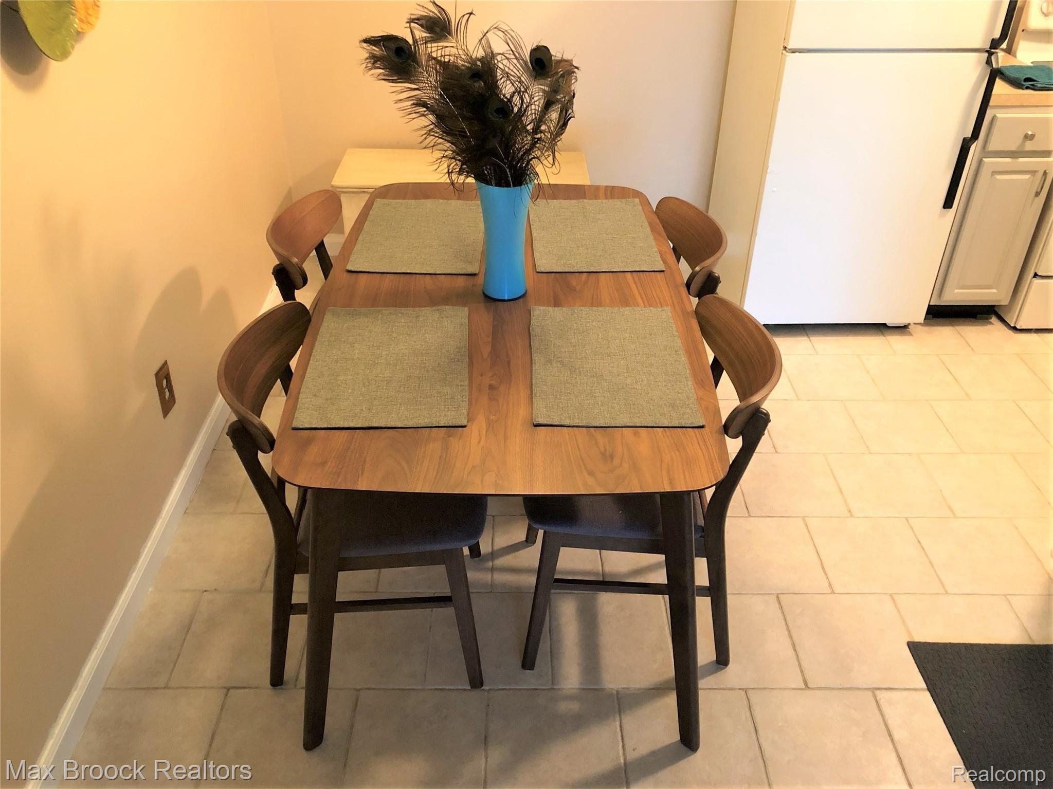 29273 Hayes Road, Unit 7 Warren, MI 48088 - Photo 10 of 36 9.dining room