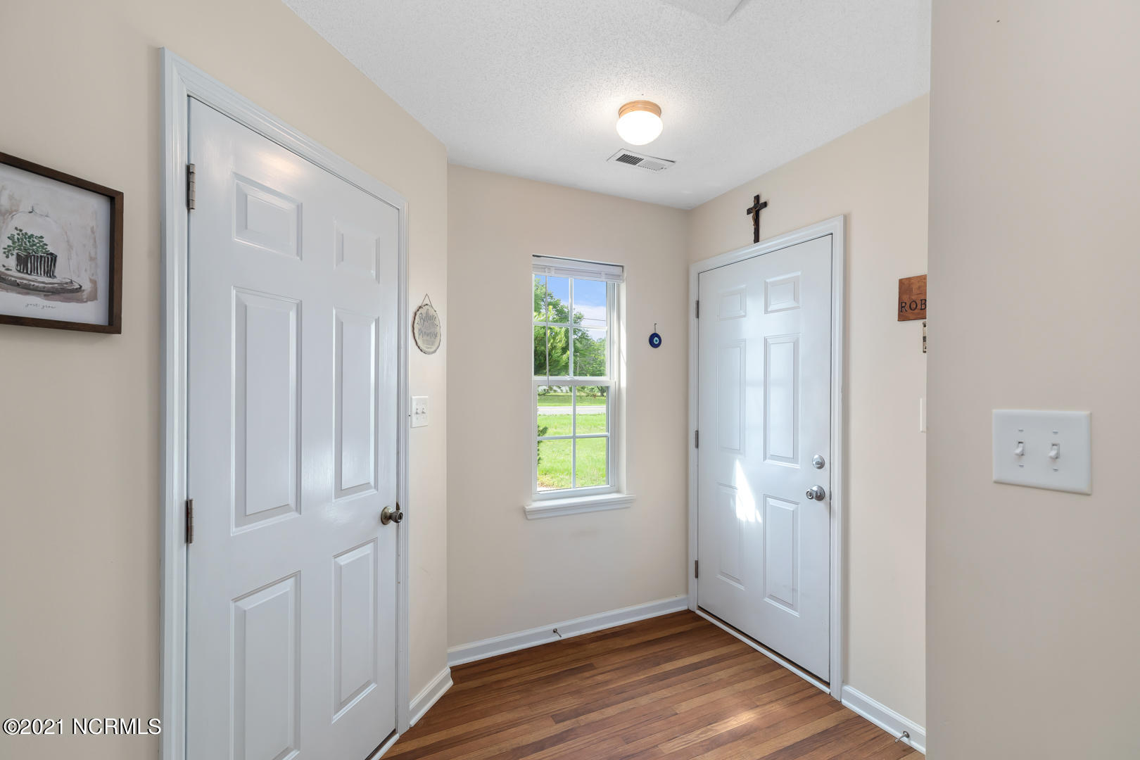 301 Five Mile Road Richlands, NC 28574 - Photo 4 of 25 301Foyer