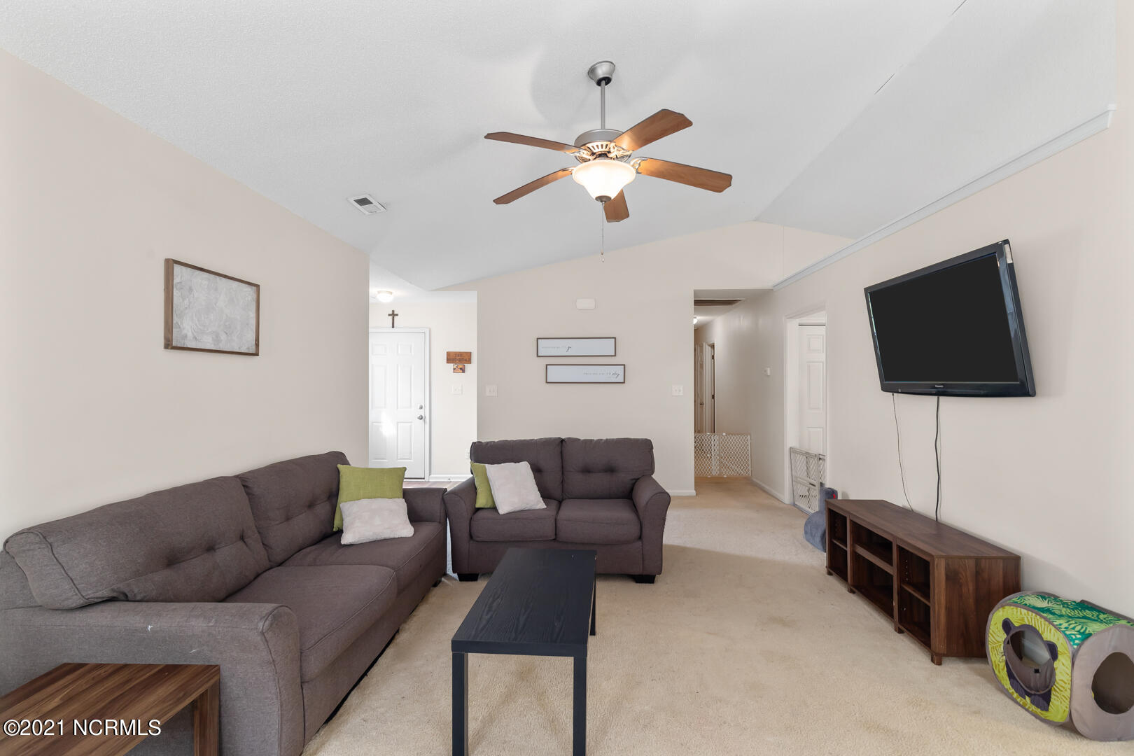 301 Five Mile Road Richlands, NC 28574 - Photo 8 of 25 301Living3