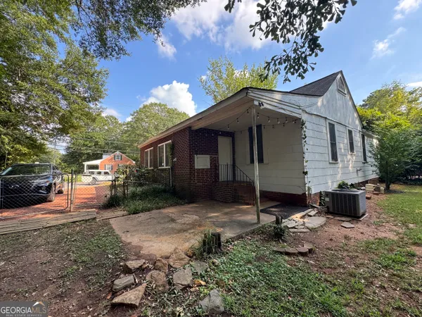 a view of a house with a yard