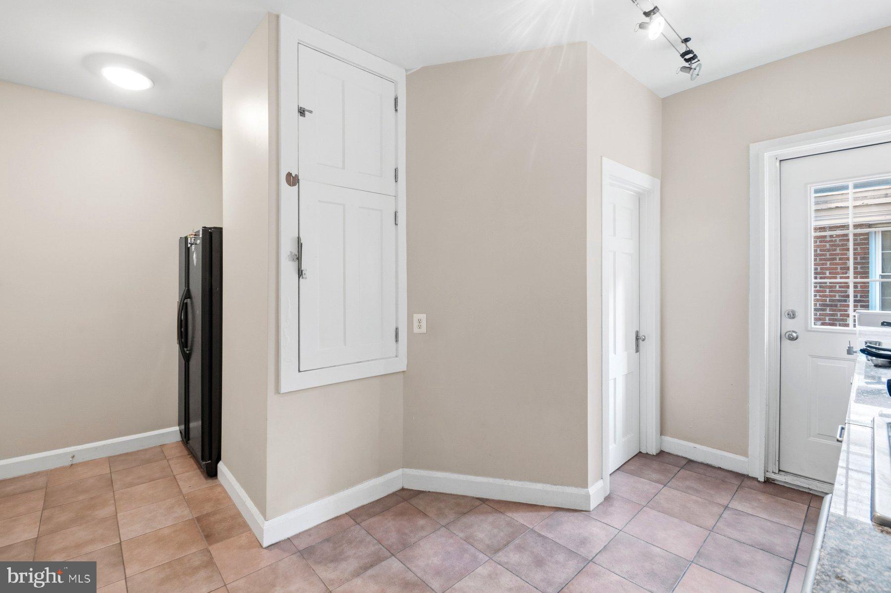 101 West 39th Street, Unit C3 Baltimore, MD 21210 - Photo 15 of 28 an empty room with windows and closet