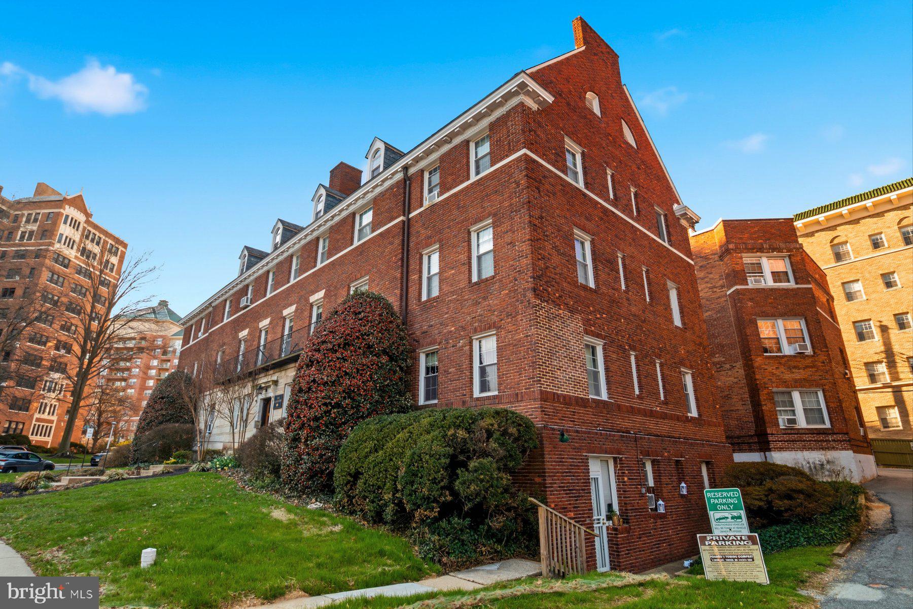 101 West 39th Street, Unit C3 Baltimore, MD 21210 - Photo 4 of 28 a front view of a building