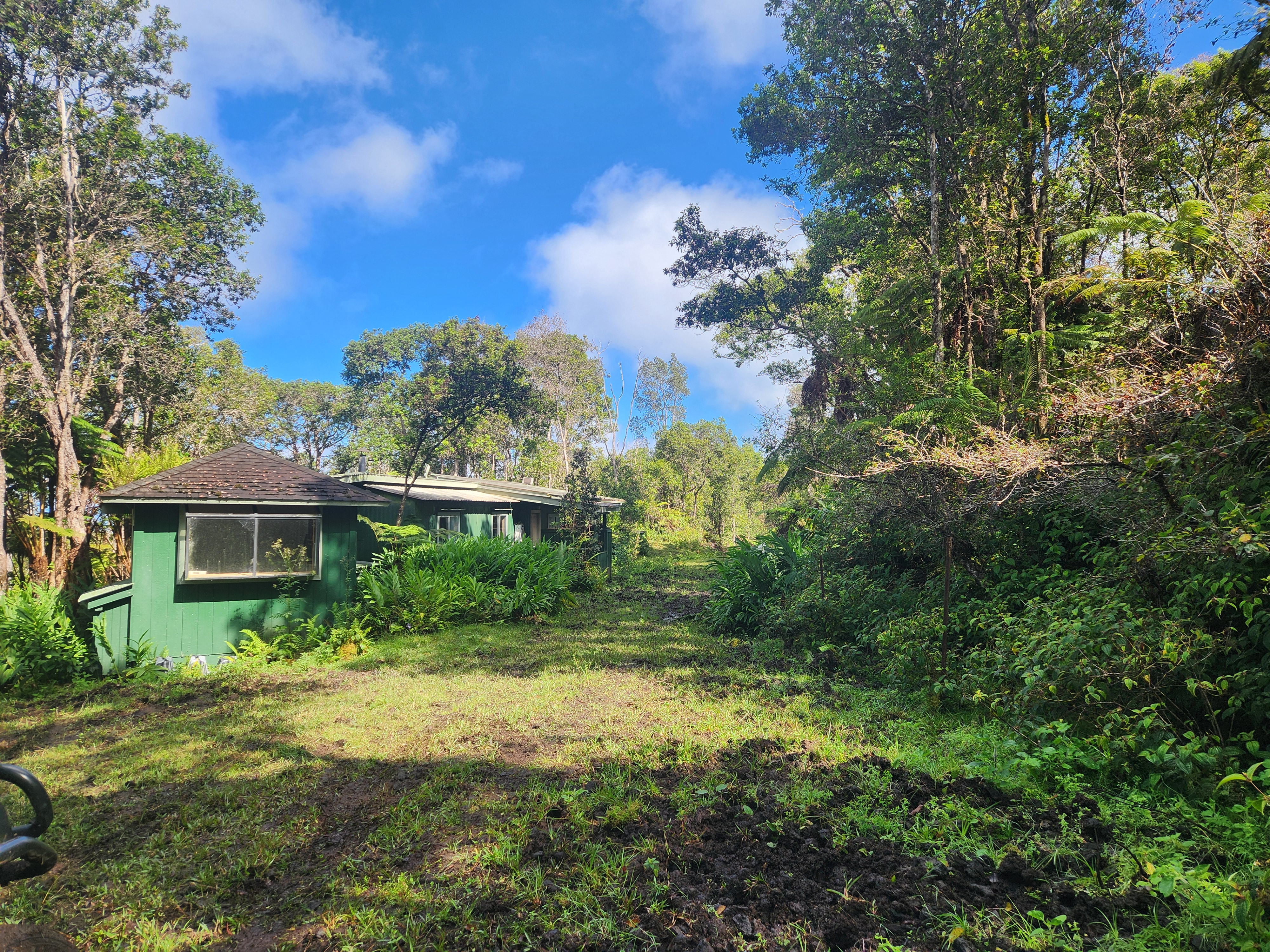 Mamalahoa Highway Captain Cook, HI 96704 - Photo 7 of 19 a view of a big yard next to a house
