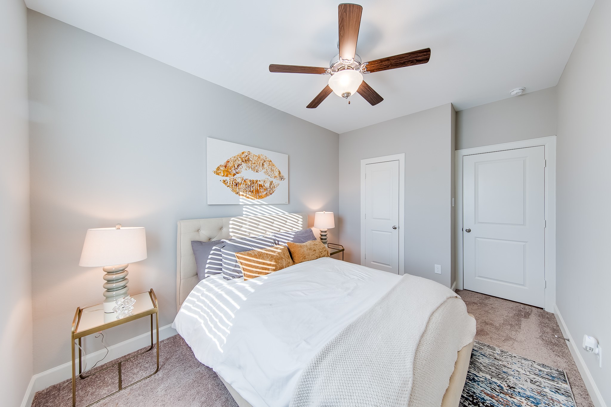 1436 Prince Street, Unit B Houston, TX 77008 - Photo 16 of 20 a bedroom with a bed and a lamp on table